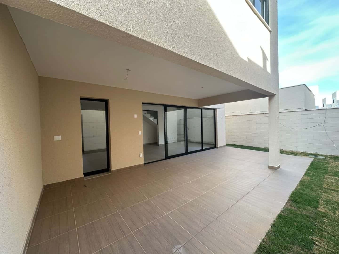 Sobrado com 4 dormitórios à venda, 181 m² por R$ 1.122.000,00 - Conjunto Residencial Storil - Aparecida de Goiânia/GO
