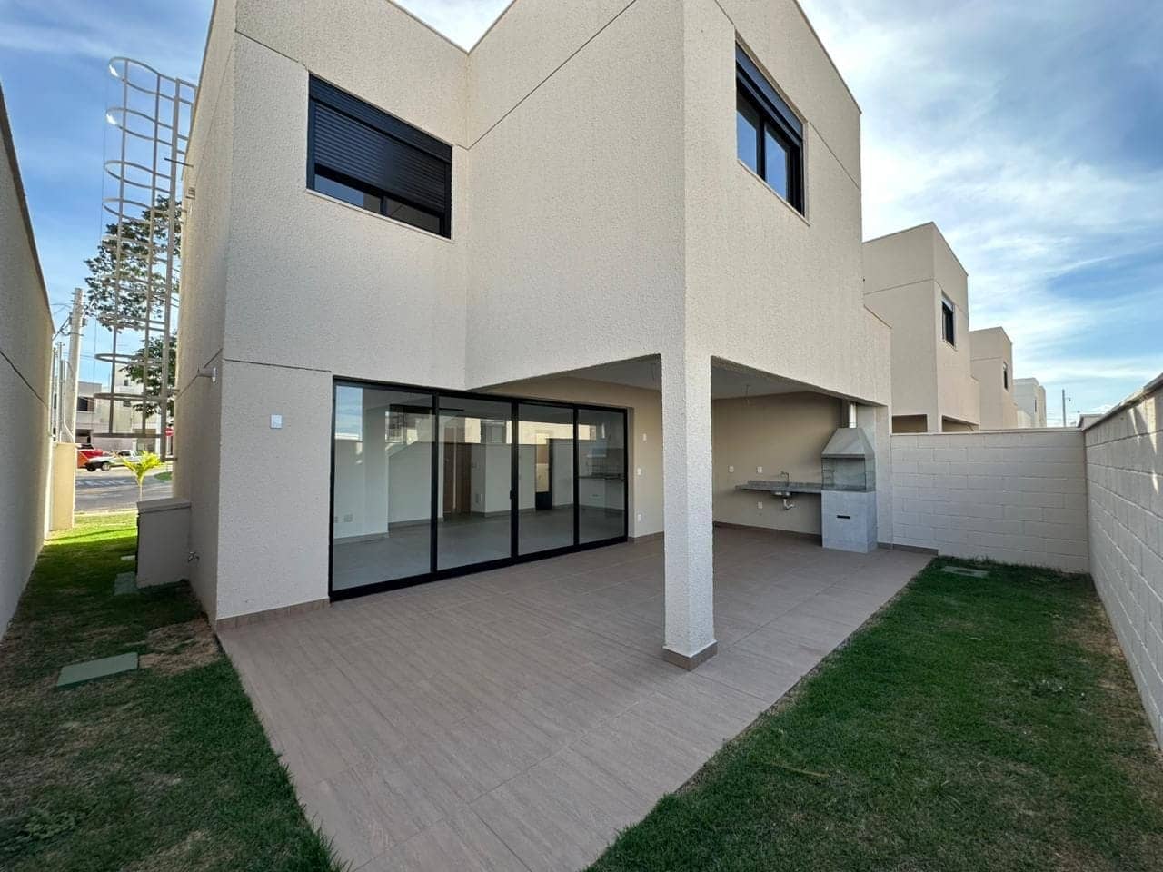 Sobrado com 4 dormitórios à venda, 181 m² por R$ 1.223.000,00 - Conjunto Residencial Storil - Aparecida de Goiânia/GO