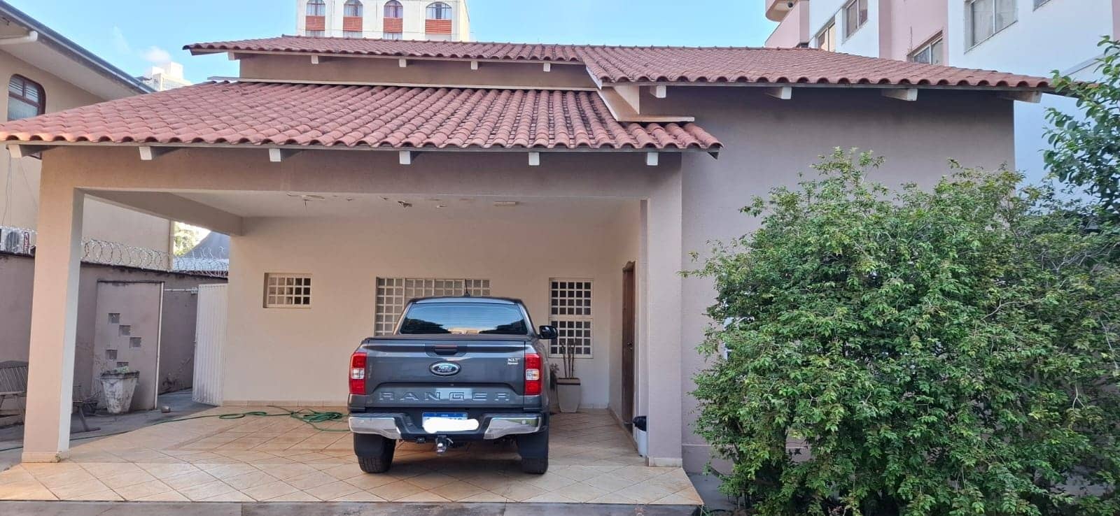 Sobrado à venda no Setor Aeroporto, 5 quartos, 270m², Goiânia