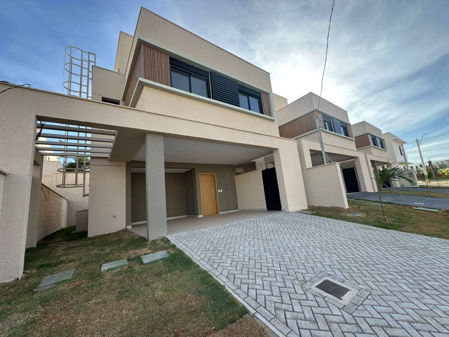 Sobrado com 4 dormitórios à venda, 181 m² por R$ 1.122.000,00 - Conjunto Residencial Storil - Aparecida de Goiânia/GO