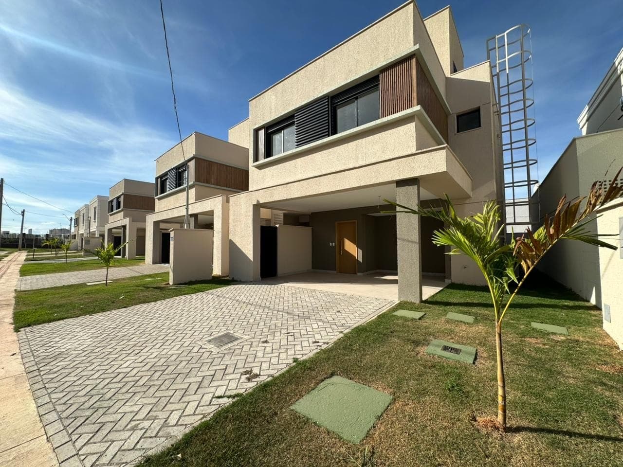 Sobrado com 4 dormitórios à venda, 181 m² por R$ 1.223.000,00 - Conjunto Residencial Storil - Aparecida de Goiânia/GO