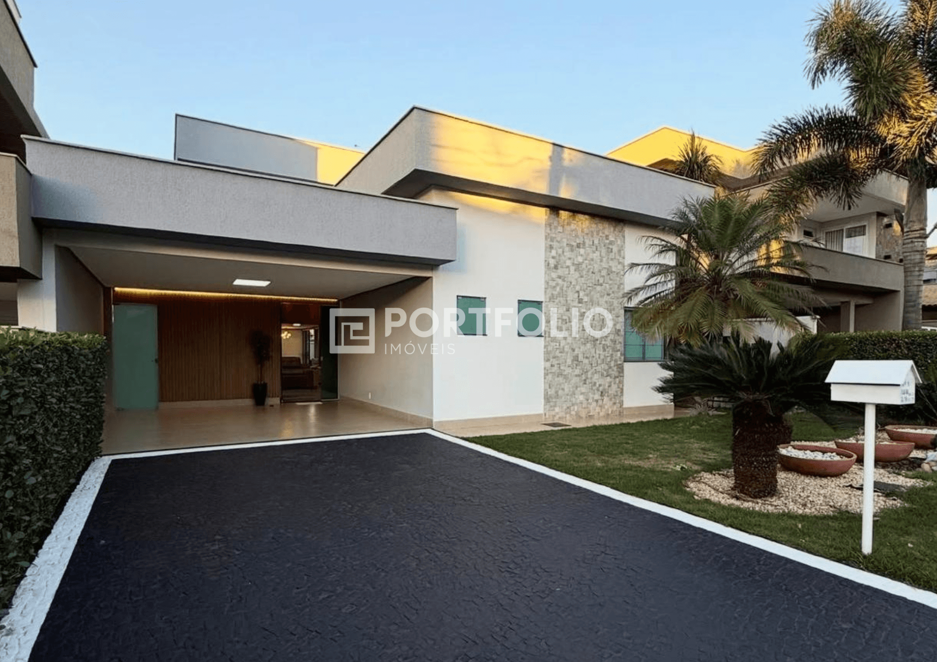 Casa à venda com 3 quartos/ 3 suítes no Jardins Madri, Goiânia