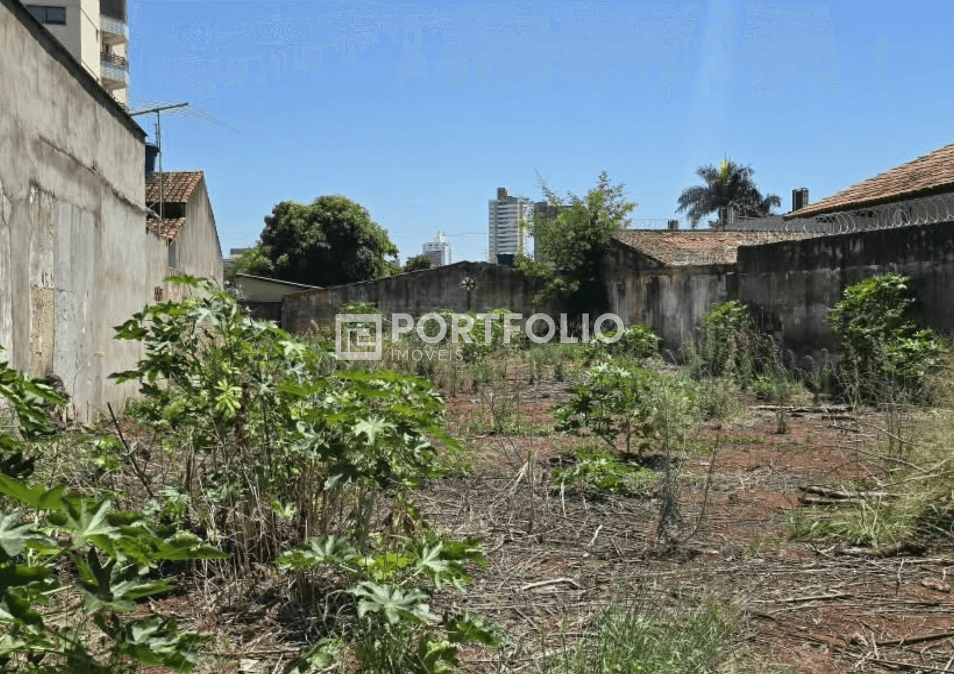 Lote murado à venda com 494m² no Jardim América, Goiânia, GO