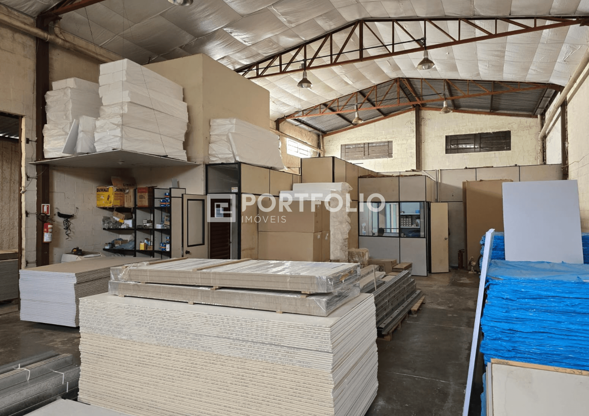 Galpão à venda com 455m² de área total, Setor Santa Genoveva, Goiânia.