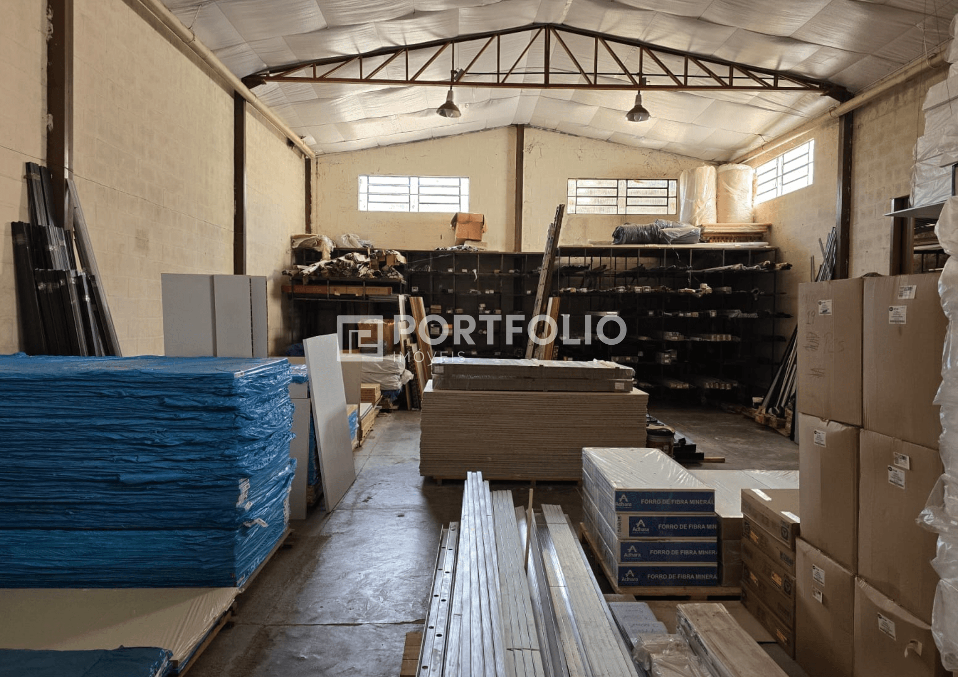 Galpão à venda com 455m² de área total, Setor Santa Genoveva, Goiânia.