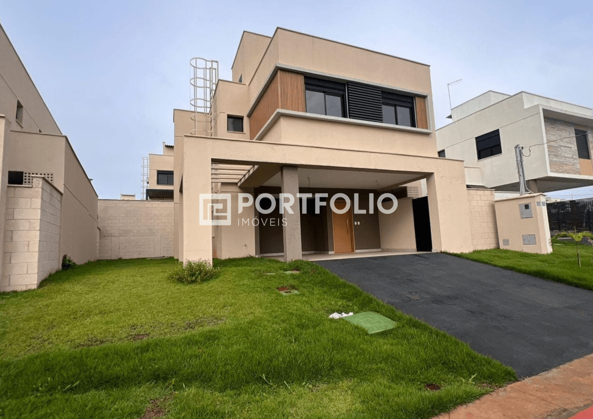 Sobrado à venda 4 quartos/3 suítes no Jardins Marselha, Aparecida de Goiânia, GO