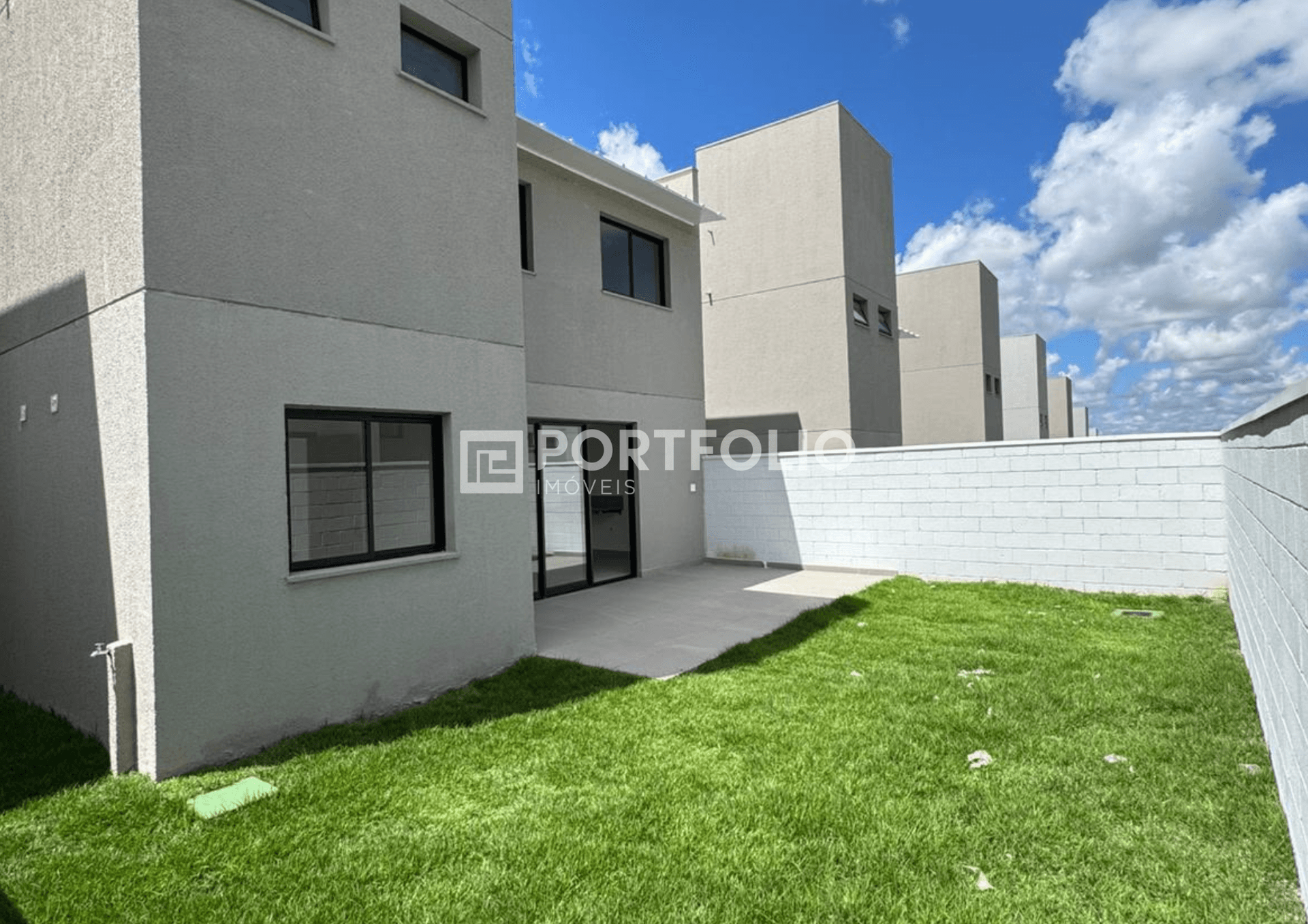Sobrado à venda 4 quartos/3 suítes no Jardins Cannes, Aparecida de Goiânia.