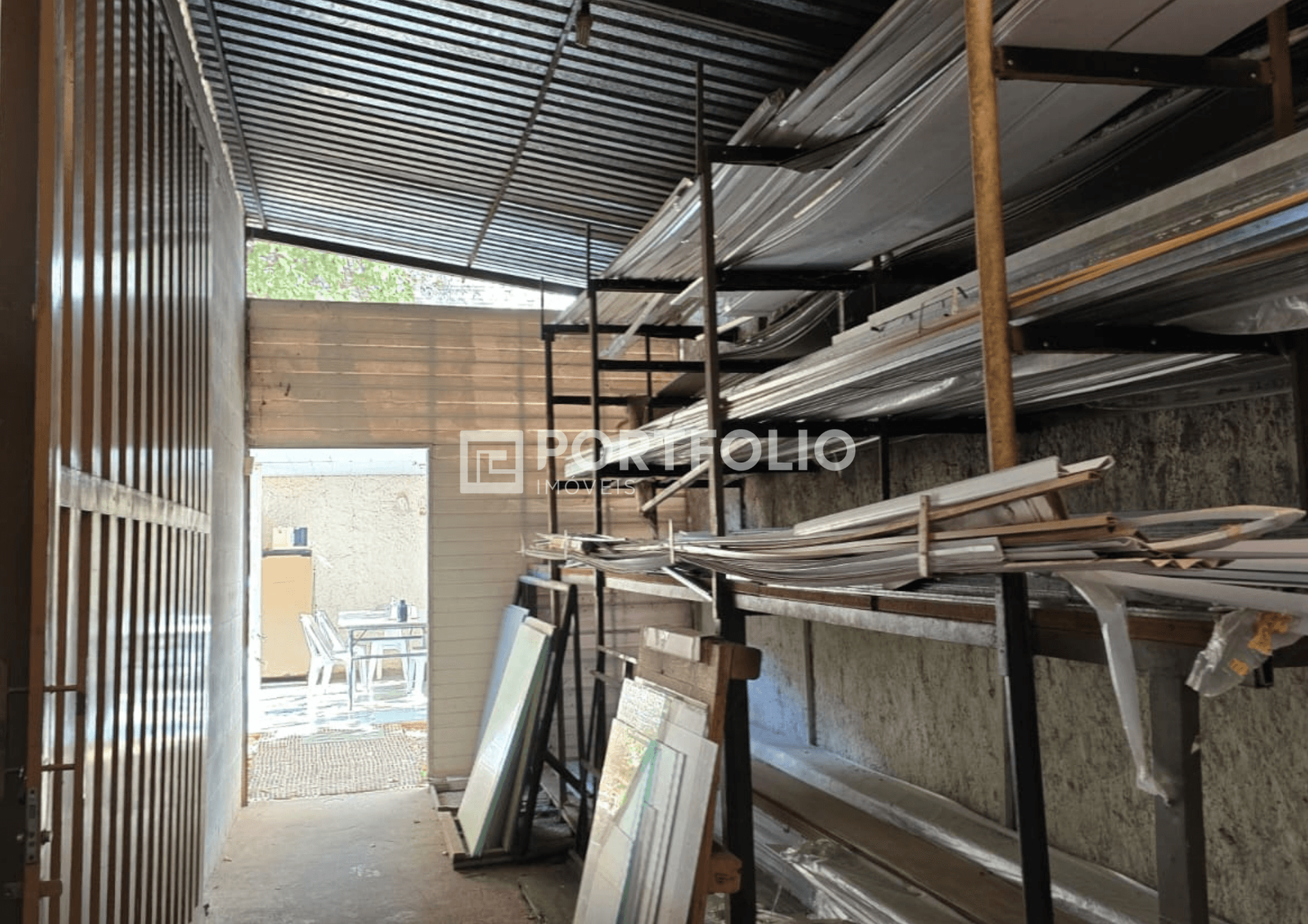 Galpão à venda com 455m² de área total, Setor Santa Genoveva, Goiânia.